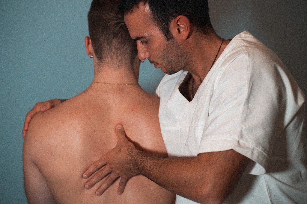 Marco Fagnani esegue un trattamento osteopatico sulla schiena